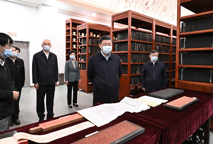 習近平1日下午在中國國家版本館考察時，在蘭臺洞庫了解館藏精品版本保存情況